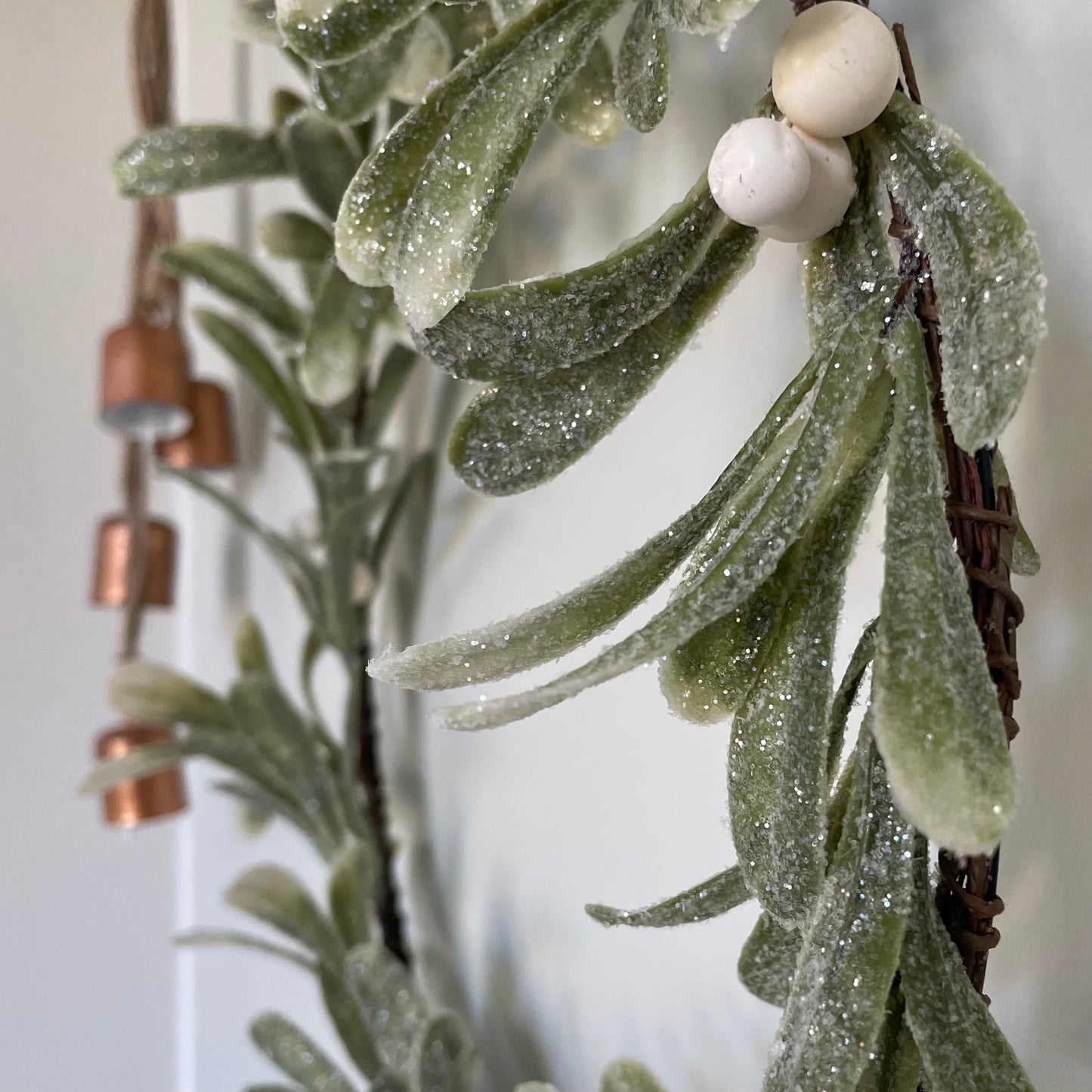 Round Mistletoe Wreath