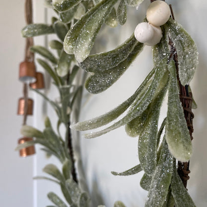Round Mistletoe Wreath