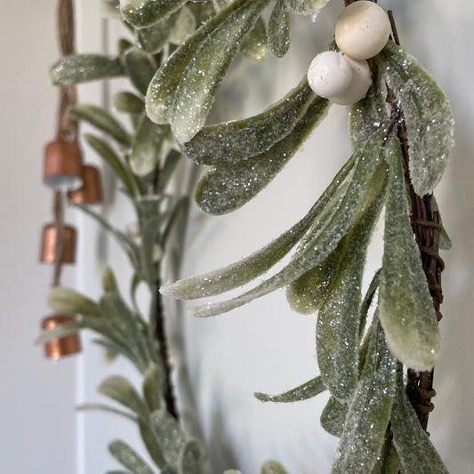 Round Mistletoe Wreath