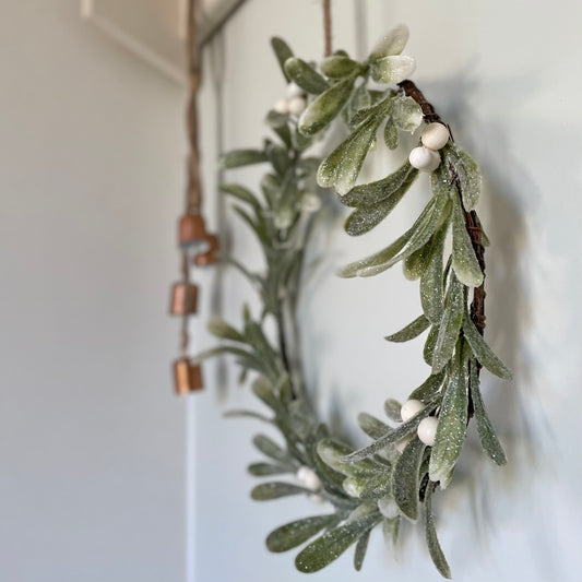 Round Mistletoe Wreath